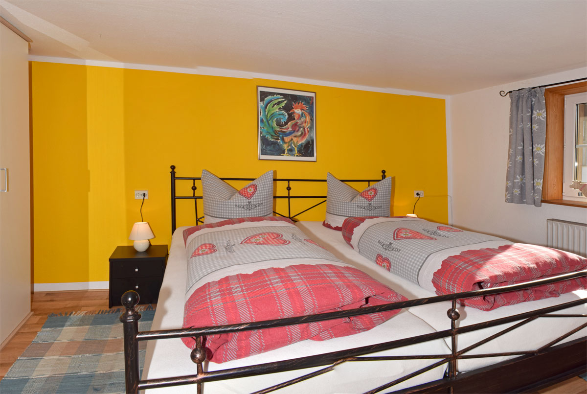Sonnengelbes Schlafzimmer mit Doppelbett