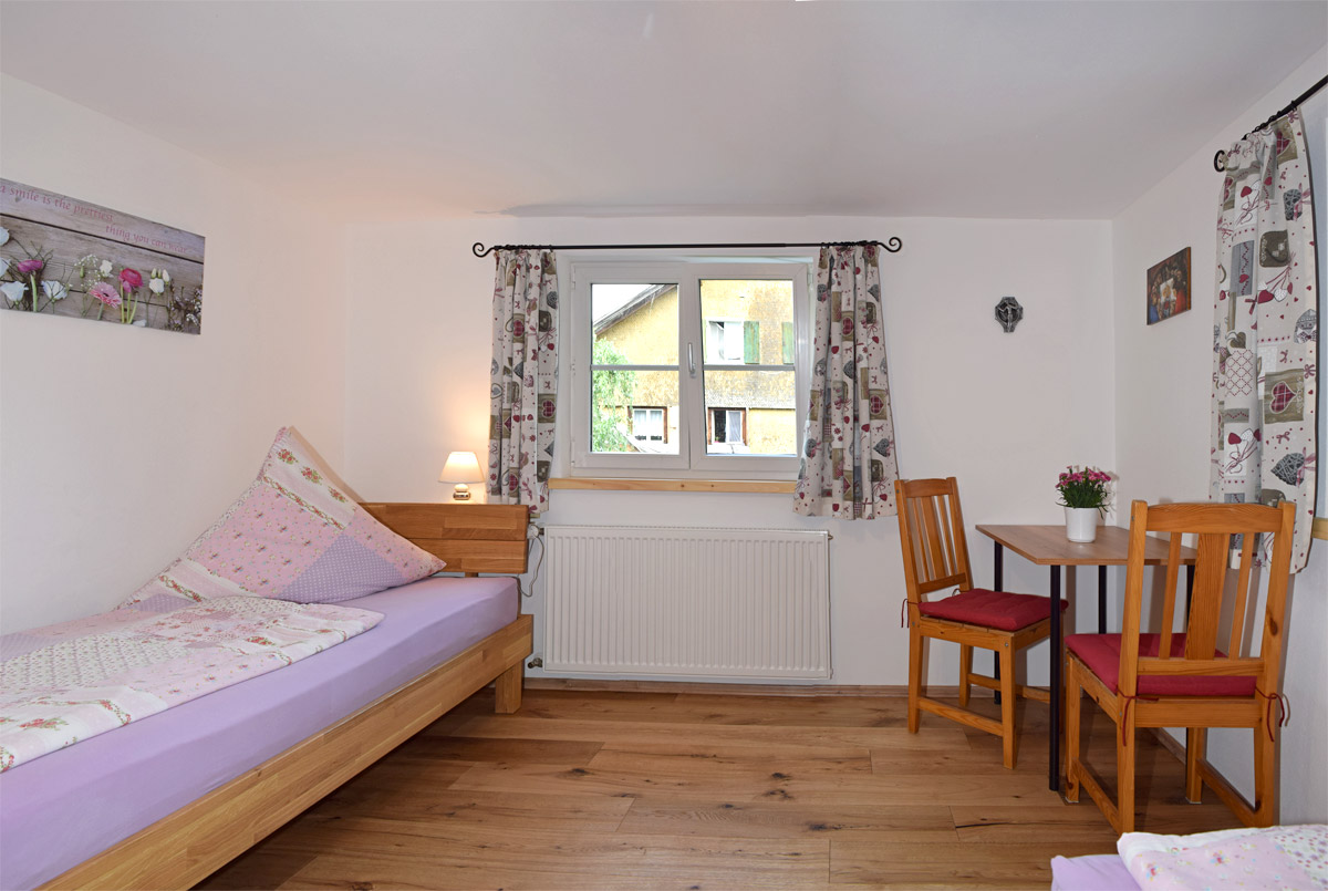 Zweibettzimmer mit Bad