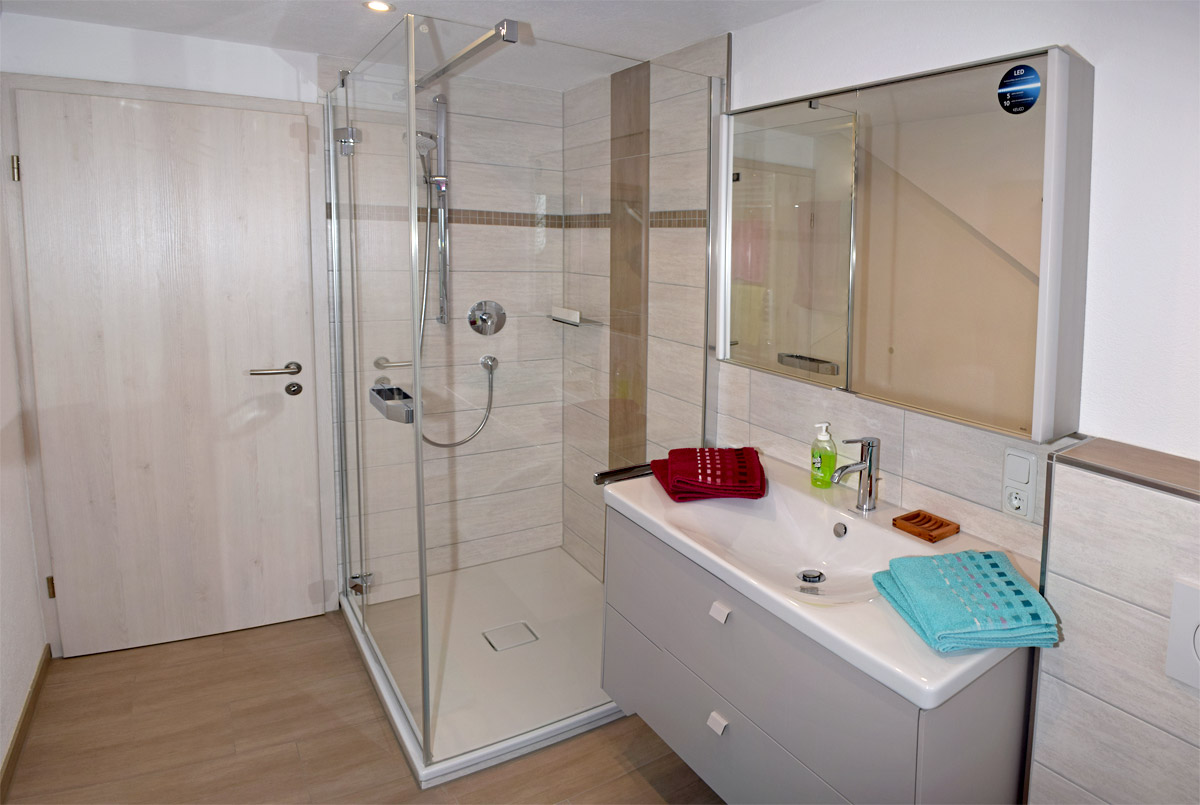 Helles Badezimmer mit Glasdusche