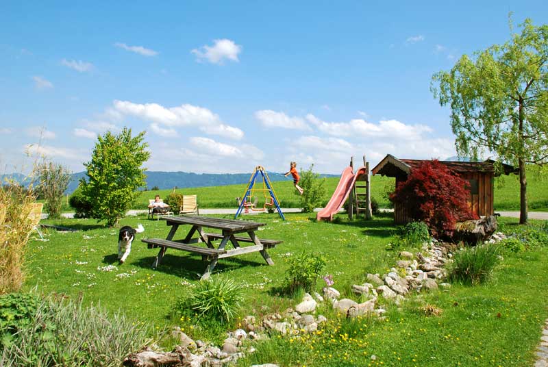 Großer Spielplatz direkt am Haus