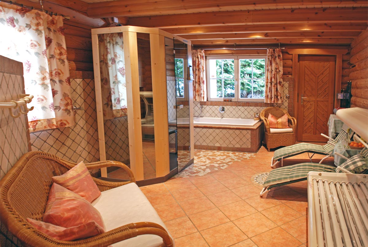 Sauna und whirlpool im Wellnesbereich
