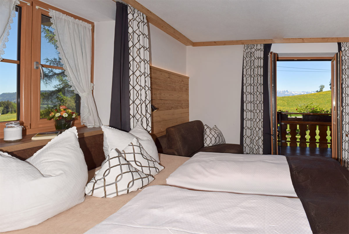 Zimmer mit Doppelbett und Panorama Balkon