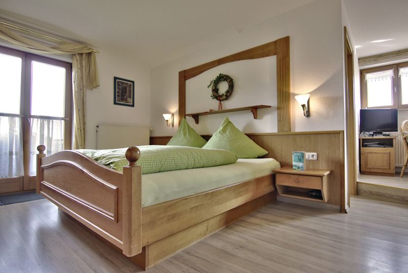 Helles Schlafzimmer mit Balkon Zugang