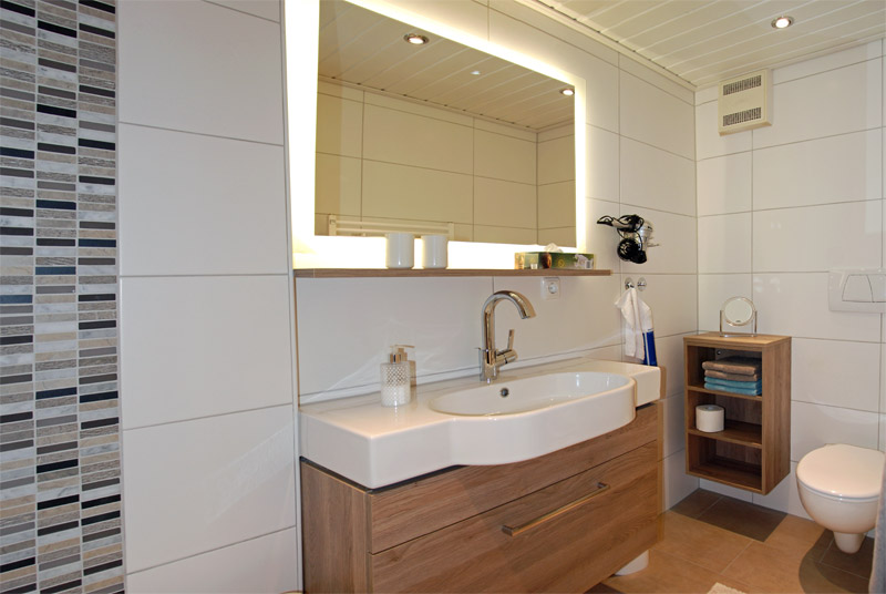 Modernes Badezimmer mit Spiegelbeleuchtung