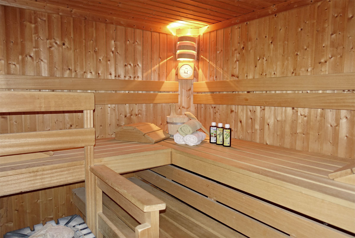 Große Sauna mit Aufgüssen