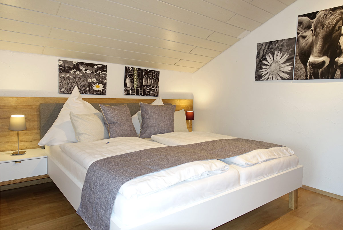 Modernes Schlafzimmer mit Allgäu Bildern