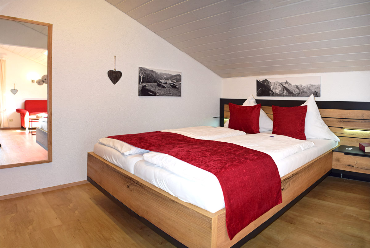 Allgäuer Schlafzimmer mit Ganzkörperspiegel