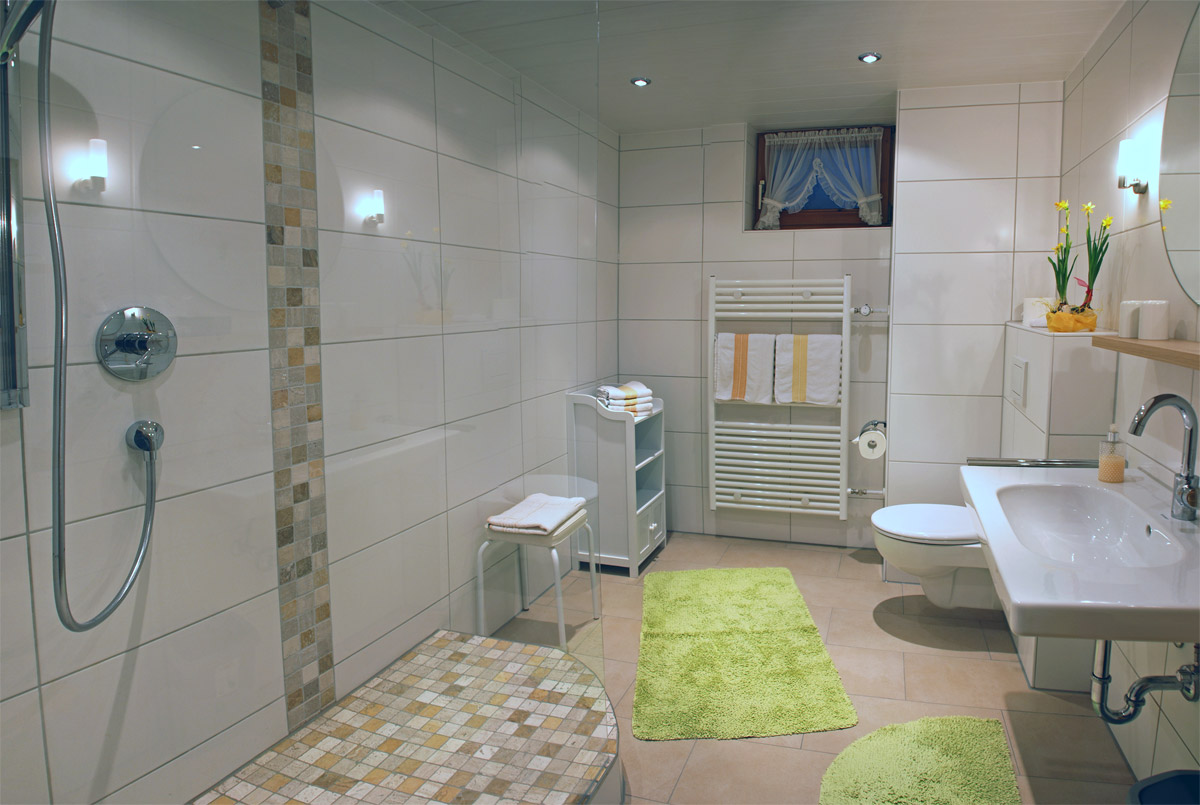 Großes Badezimmer mit Fenster